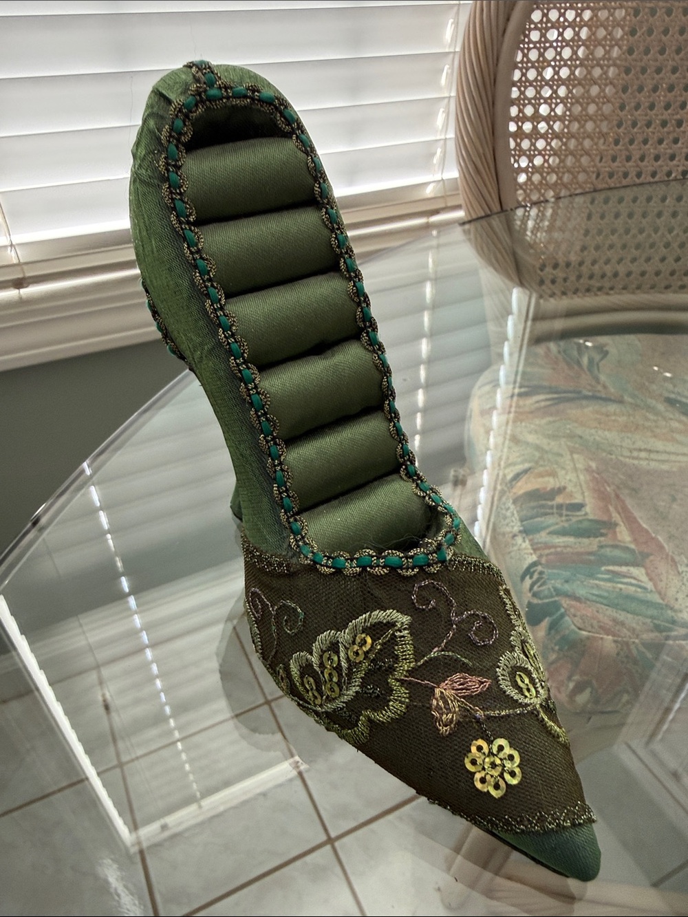 Green Embroidered Pointed Toe Women's Shoe Ring holder